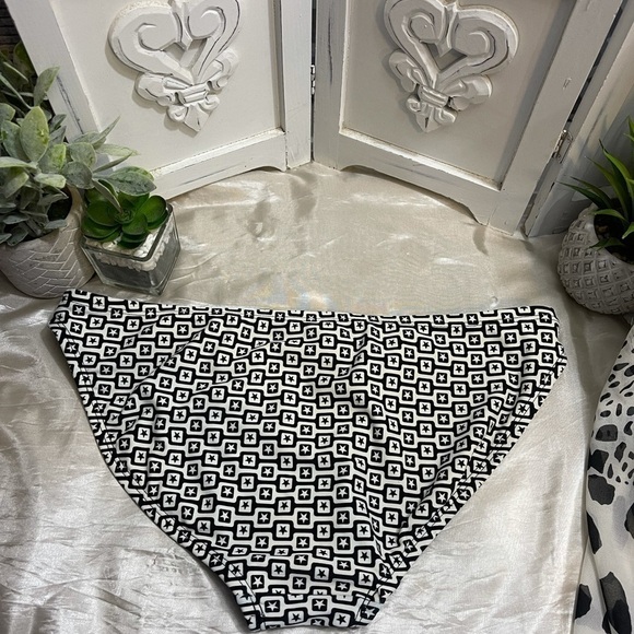 CONVERSE graphic black & white swim bottom - Picture 5 of 8